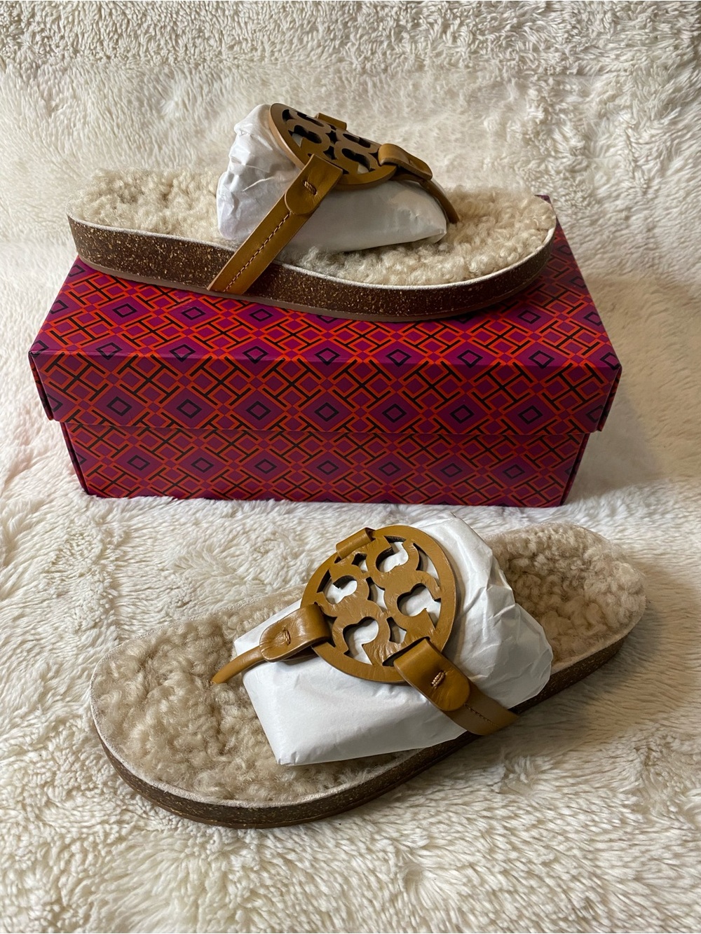 Tory Burch Shearling Footbed Thong Sandals in Cognac - Picture 2 of 5